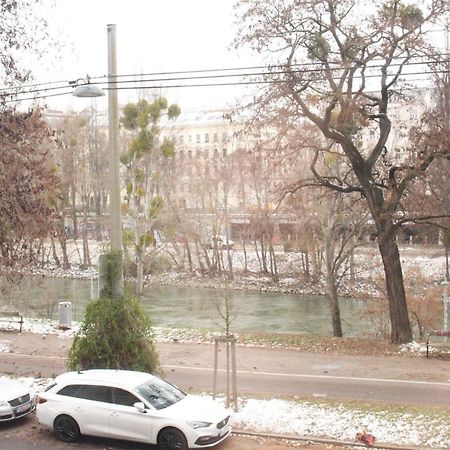 Orestaliving - On The Danube Canal Friedensbruecke فيينا المظهر الخارجي الصورة