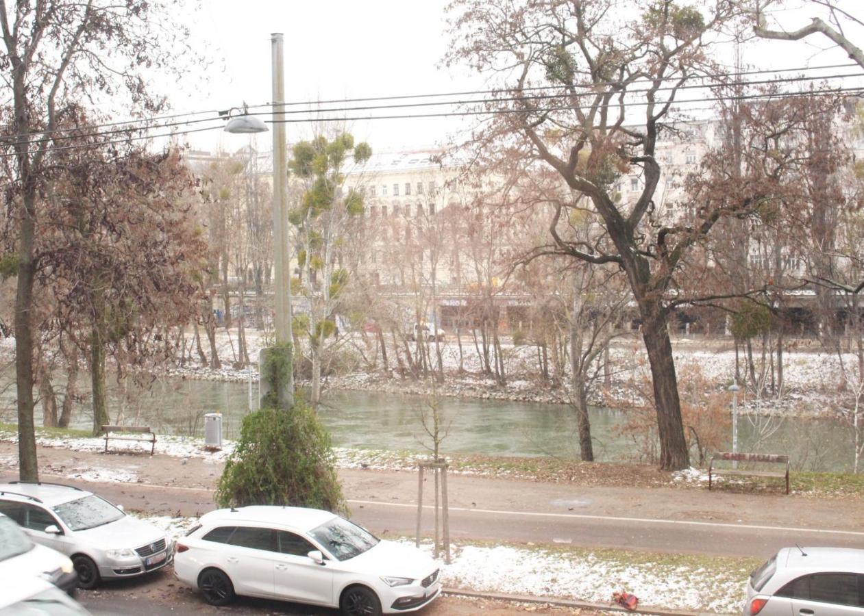 Orestaliving - On The Danube Canal Friedensbruecke فيينا المظهر الخارجي الصورة